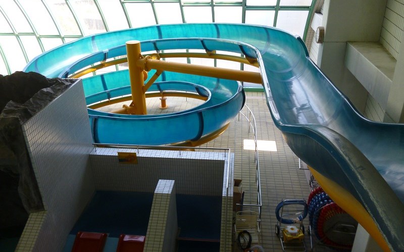 西ケ谷屋内プールウォータースライダー